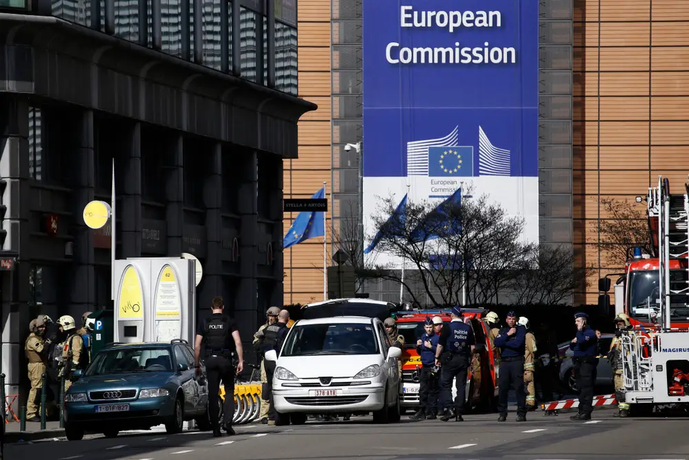 Agents de police et de sécurisation en mission devant le bâtiment de la Commission européenne à Bruxelles.