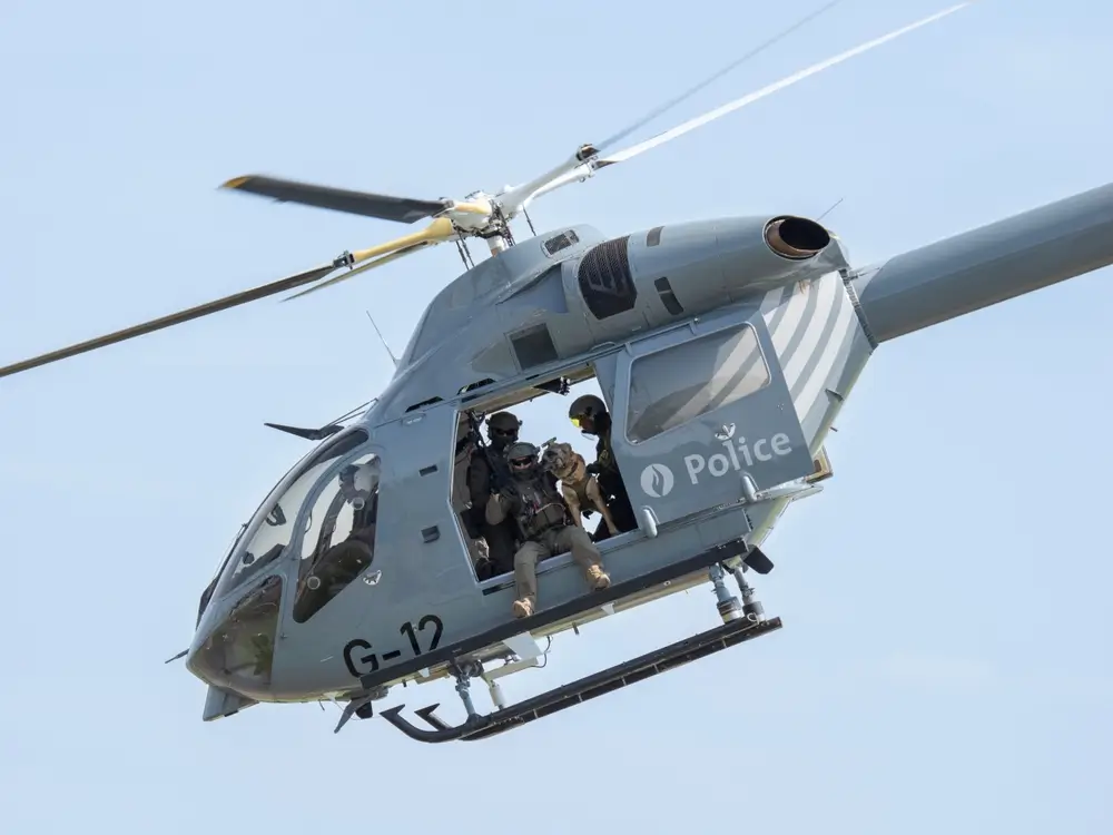 Policiers d'une unité spéciale en entraînement tactique à bord d'un hélicoptère avec un chien d'intervention.