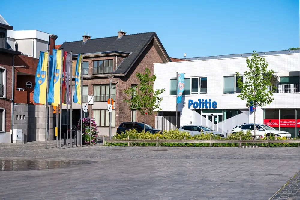 Commissariat belge avec l'enseigne Politie, illustrant le futur cadre professionnel des élèves de l'école de police.