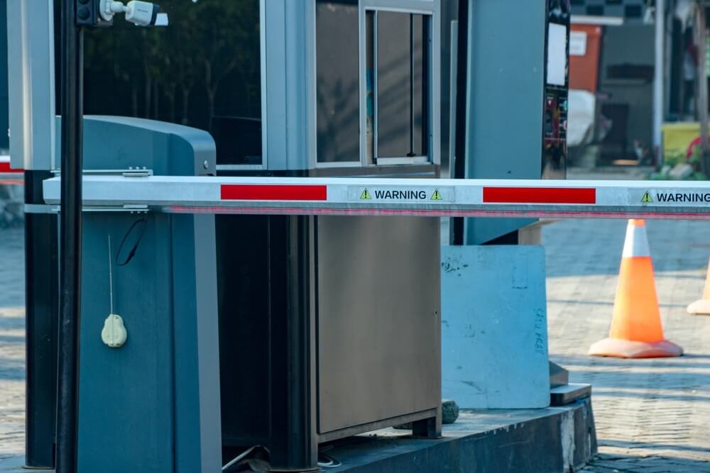 Agent de sécurisation en poste devant une infrastructure sensible, bâtiment officiel sécurisé
