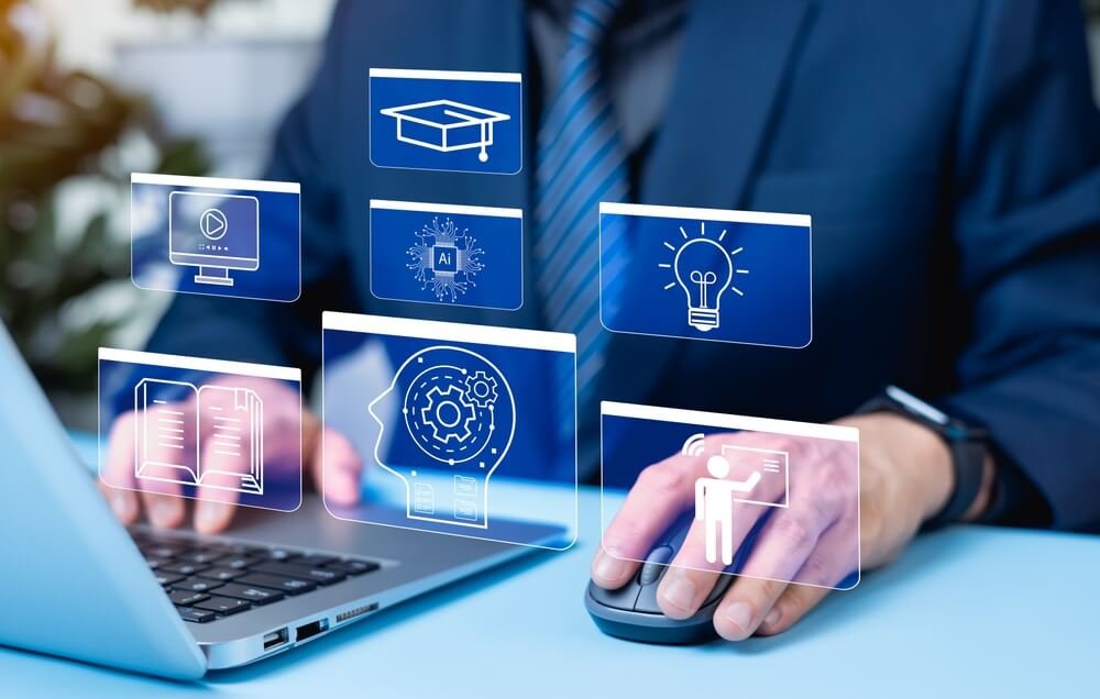 Man die een online leerplatform gebruikt met pictogrammen van logica-oefeningen en training.