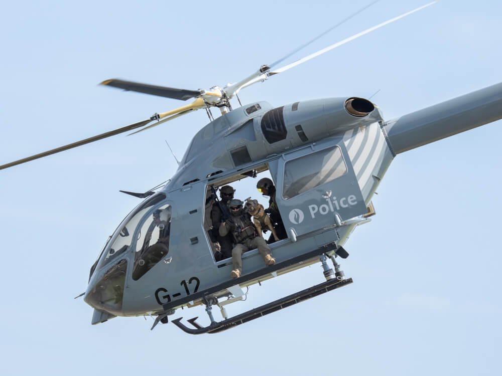 Politieambtenaren van een speciale eenheid tijdens een tactische training aan boord van een helikopter met een interventiehond.