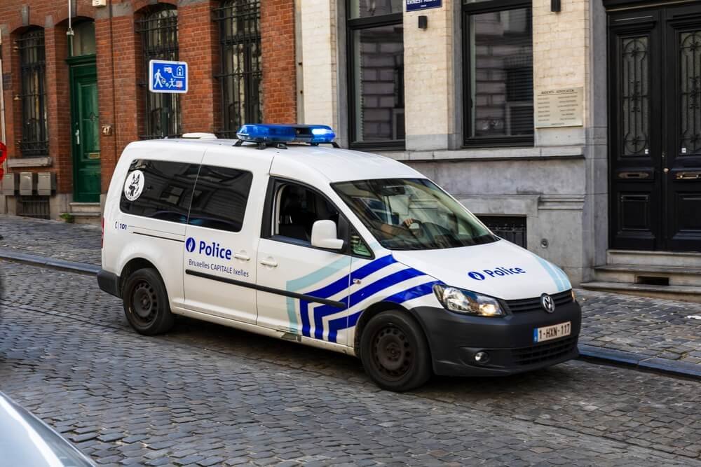 Politievoertuig van de politiezone Brussel-Hoofdstad Elsene op wijkpatrouille in een residentiële straat.