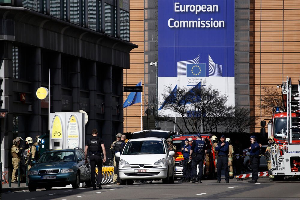 Politieagenten en beveiligingsagenten van de DAB tijdens een beveiligingsopdracht voor het gebouw van de Europese Commissie in Brussel.