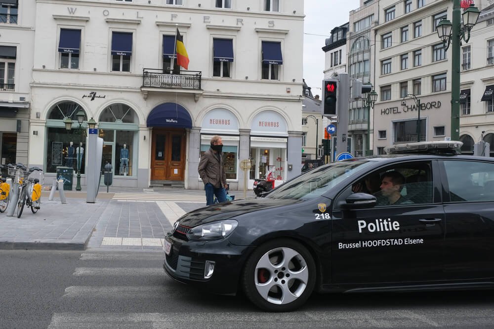 Zwart politievoertuig van de politiezone Brussel-Hoofdstad patrouillerend in de stad.