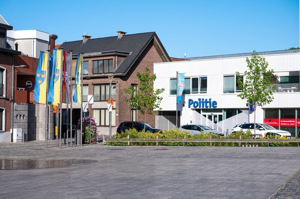 Belgisch politiecommissariaat met het opschrift Politie, ter illustratie van de toekomstige werkomgeving van aspiranten aan de politieschool.