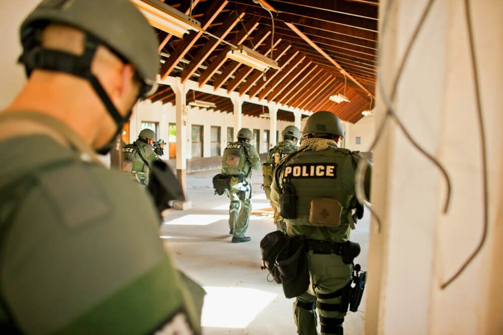 Opleidingslokaal in een politieschool met aspirant-inspecteurs tijdens de les