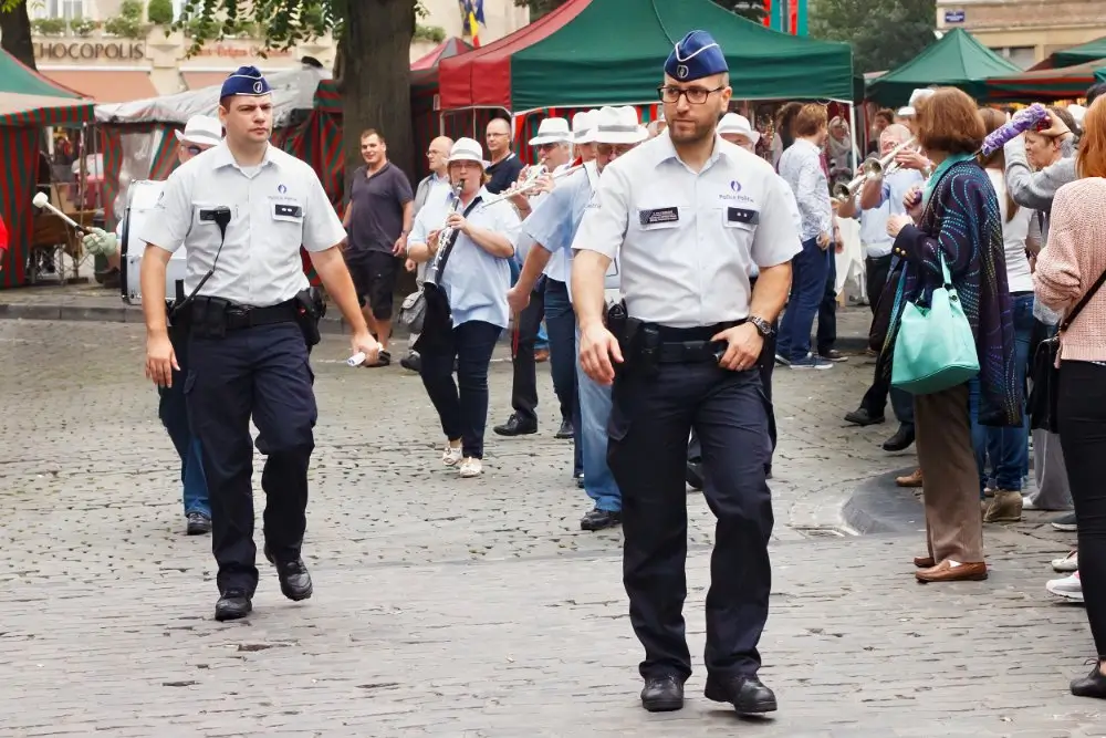 Policiers belges en patrouille, illustrant la structure du système intégré de l'organisation policière à deux niveaux.