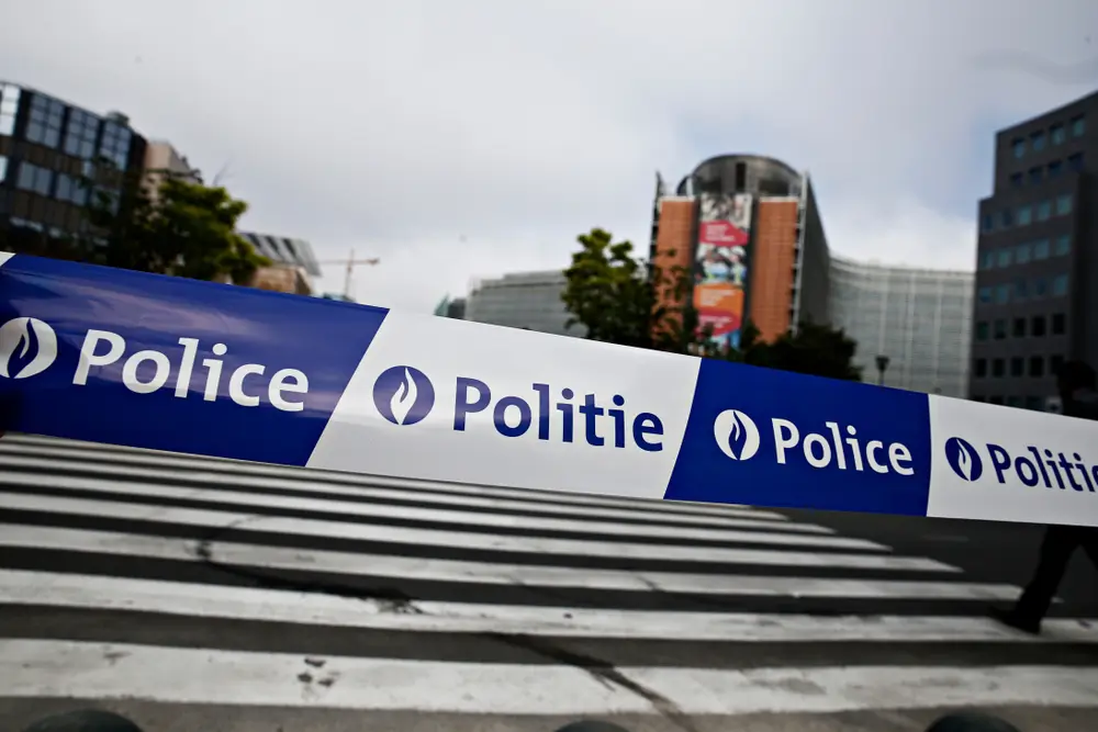 Tweetalig politielint met opschrift Police Politie voor een afgezette veiligheidszone in Brussel.