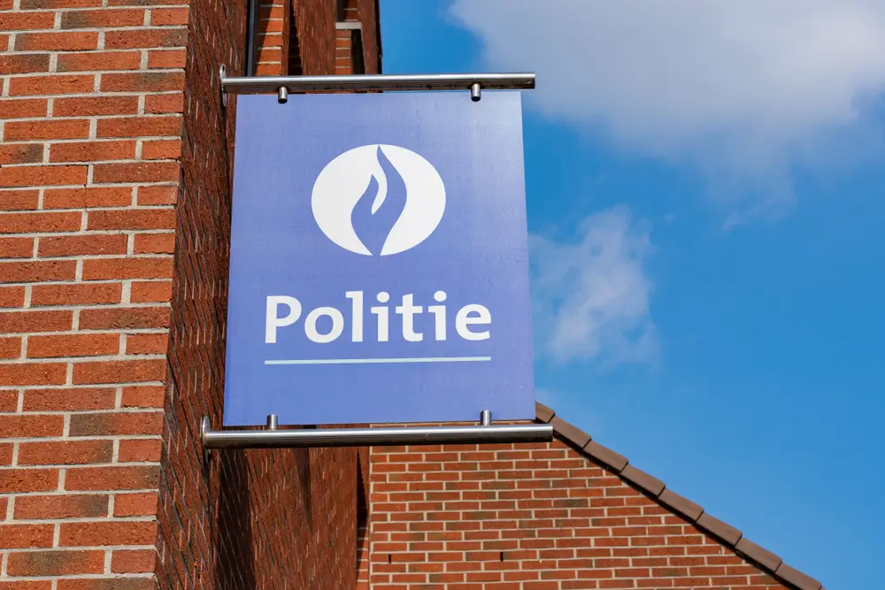 Agent de police en uniforme accueillant un citoyen au guichet d'un commissariat