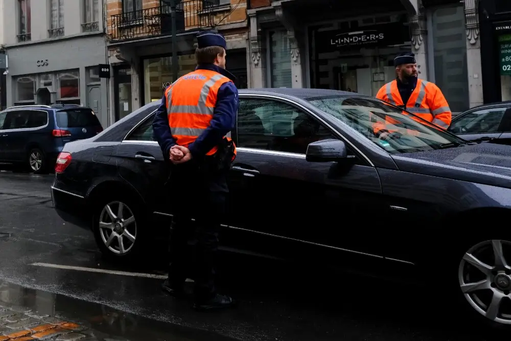 Agents de police testant de nouveaux uniformes à haute visibilité lors d'une patrouille urbaine en Belgique.