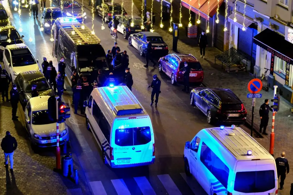 Policiers et véhicules d'intervention en ville, illustrant la coopération internationale d'une équipe antiterrorisme.