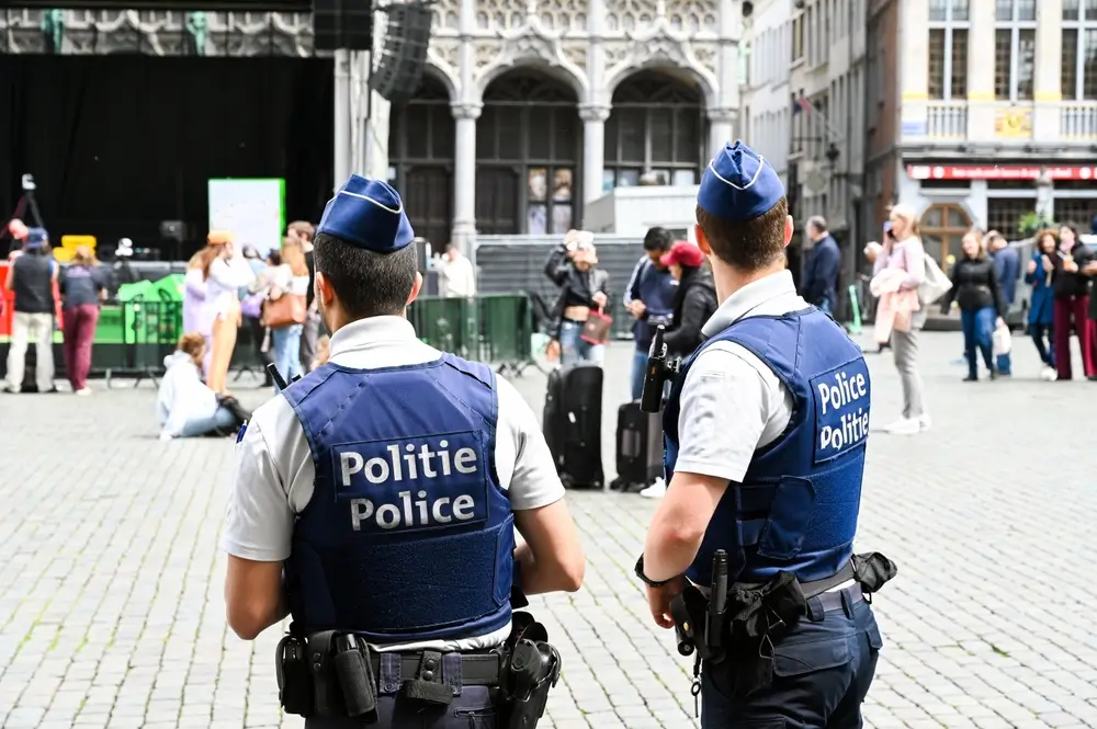 Belgische politieagenten op patrouille in een autovrij stadscentrum ter bevordering van de veiligheid en preventie in de openbare ruimte.