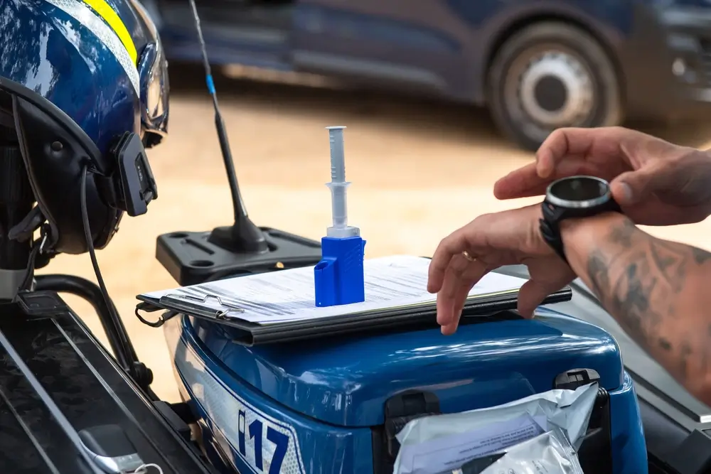 Politieagent die een speekselstaal afneemt tijdens een alcohol- en drugscontrole langs de weg