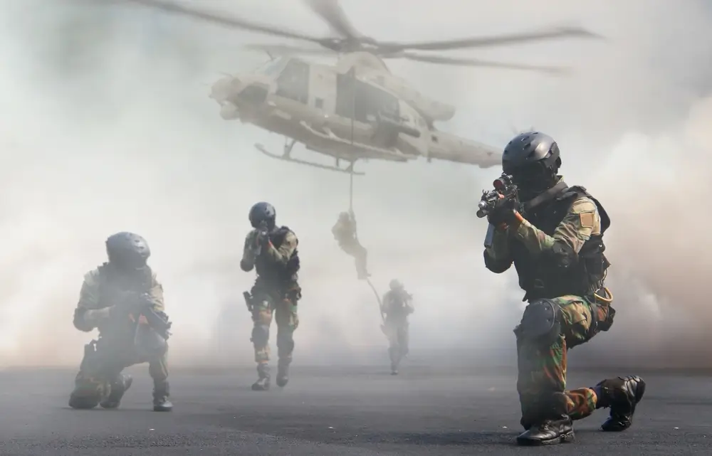 Politieagenten van een speciale interventie-eenheid in tactische uitrusting tijdens een antiterreuroefening met helikopter