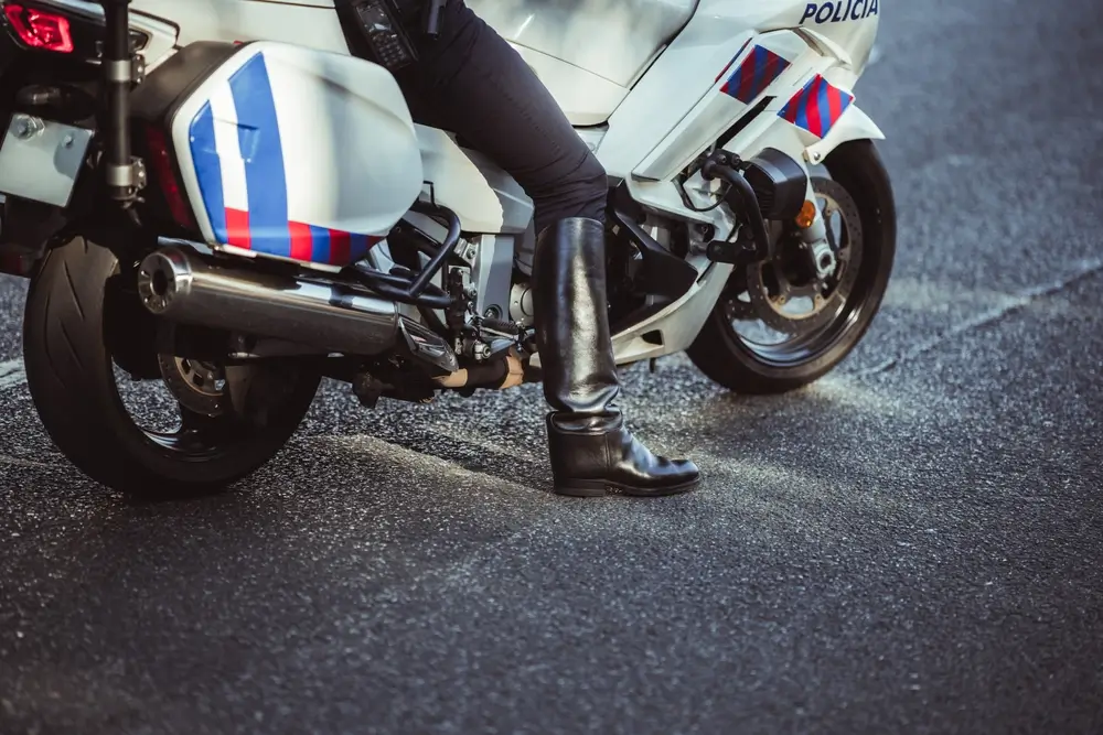 Politiemotorrijder tijdens een professionele rijopleiding en circuitstage voor beheersing van de politiemotor.