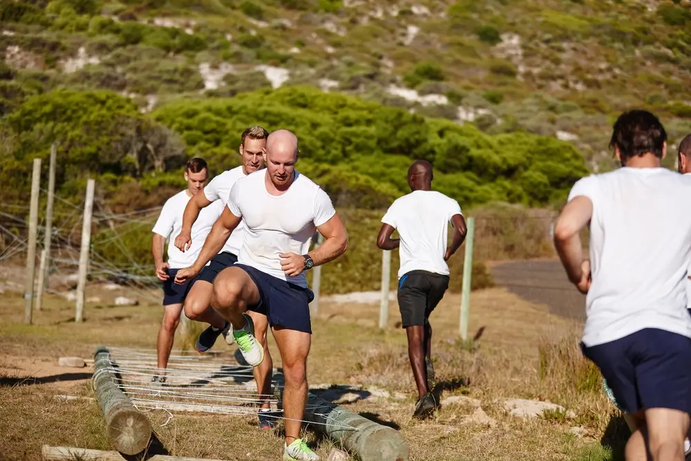 Recrues en tenue sportive lors d'un test d'aptitude physique pour intégrer une unité spéciale de police