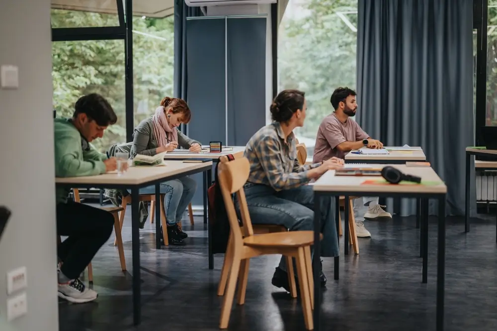 Étudiants attentifs lors d'un cours de formation professionnelle à la police dans une salle de classe moderne.