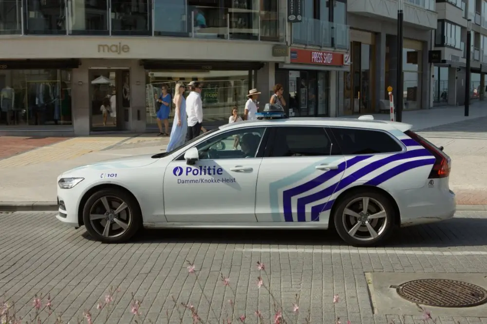 Véhicule de police avec marquage bleu haute visibilité stationné en rue, illustrant l'harmonisation des secours.