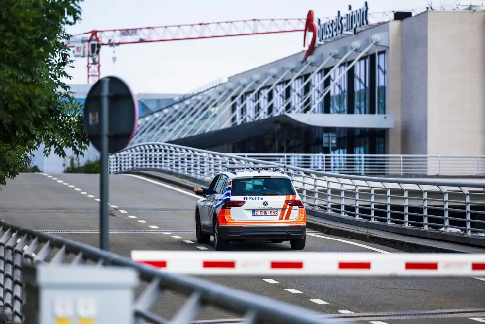 Patrouille van de Belgische politie op de toegangswegen naar de luchthaven van Brussel voor verkeerstoezicht.