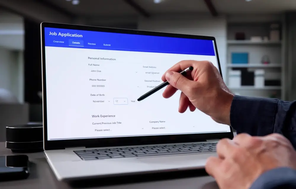 Persoon die online een sollicitatieformulier invult op een computer voor een baan bij de politie.