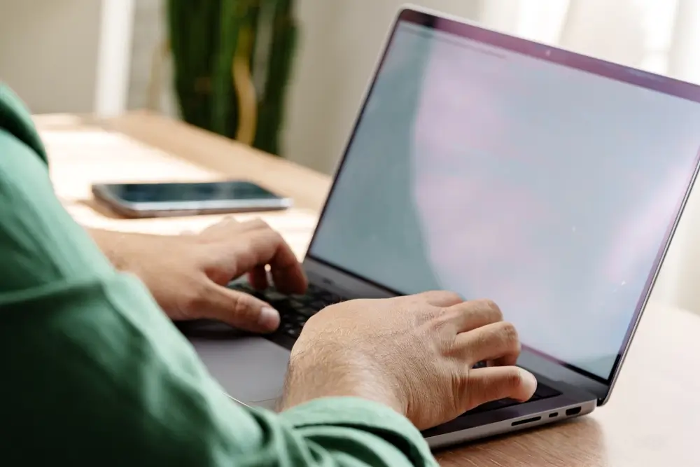 Personne utilisant un ordinateur pour accéder à un service public en ligne