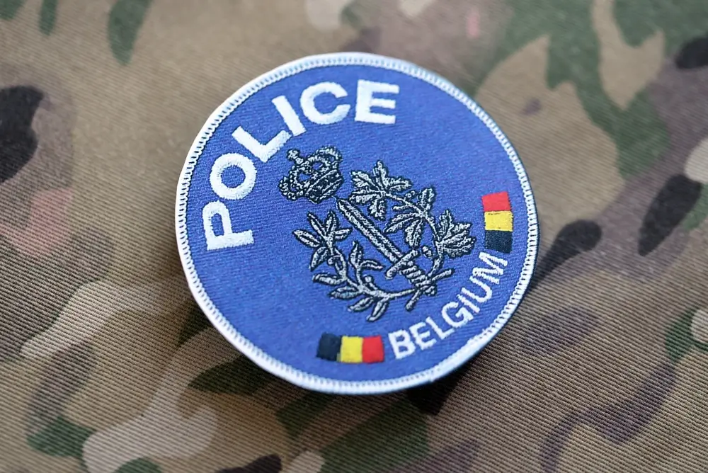 Badge de police, menottes et radio posés sur un bureau
