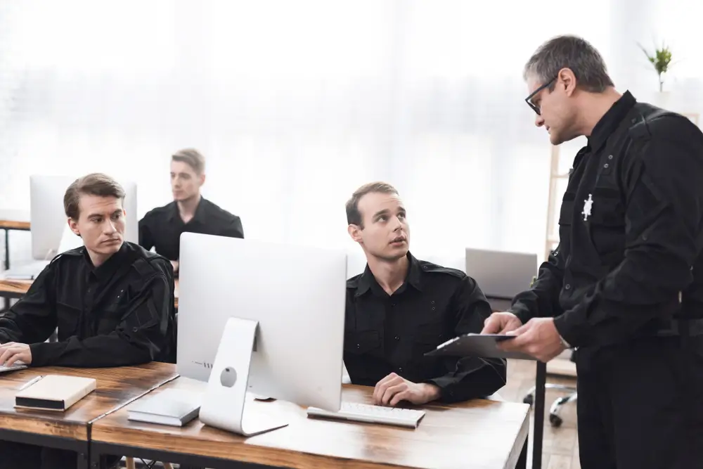 Klaslokaal van een politieschool met aspiranten tijdens de politionele basisopleiding.