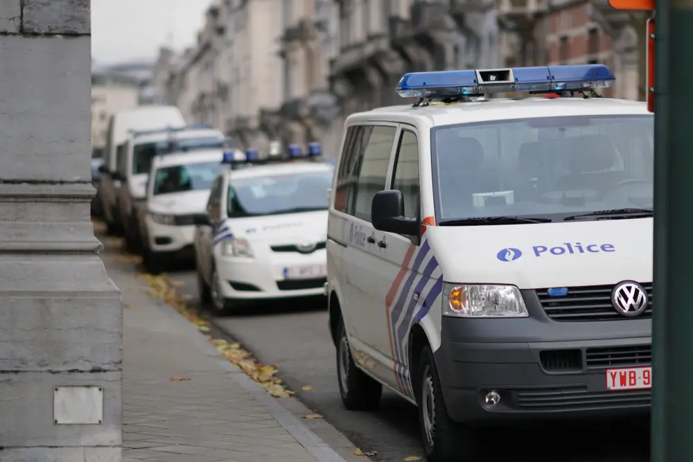 Véhicules de la police belge illustrant la hiérarchie de carrière et les niveaux de promotion interne des agents.